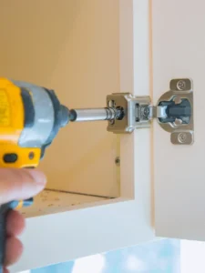 Cost feronerie mobilier și impactul real în proiect