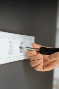 Ce sunt prizele modulare incorporabile și de ce contează în fluxul de producție